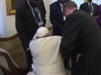 Papa Francisc, un om auster și modest. Cum a implorat 3 lideri sudanezi să facă pace