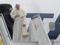 Papa Francisc a părăsit România. La finalul vizitei istorice, Papa a făcut o plecăciune și i-a binecuvântat pe oameni