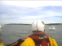Momentul în care sunt salvate 2 fetițe ajunse în largul mării pe o lebădă gonflabilă. VIDEO