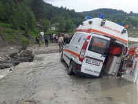 Ambulanță împotmolită în noroi, în Vrancea