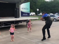 Distracția unui polițist în fața copiilor a devenit virală pe Internet. Ce făcea bărbatul