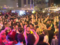 Sute de tineri s-au întors în timp la o petrecere uriașă în centrul Capitalei