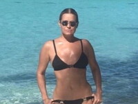Mama supermodelelor Gigi și Bella Hadid, seducătoare la 55 de ani în costum de baie. FOTO
