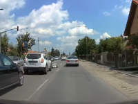 O tânără care a trecut în fugă un drum național s-a izbit de o mașină. VIDEO