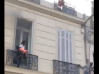 O mamă prinsă într-un incendiu și-a evacuat copiii pe geam cu ajutorul trecătorilor. VIDEO