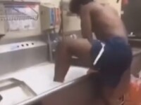 Adolescent filmat în timp ce face baie în chiuveta unui restaurant fast-food