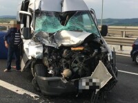 Un microbuz cu şase oameni a intrat într-un TIR pe A1. O persoană a fost rănită