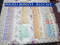 Trafic de persoane cu românce duse în Franța. Ce au găsit polițiștii la percheziții