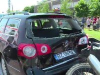 Motociclist grav rănit din cauza vitezei. A intrat prin luneta mașinii din față