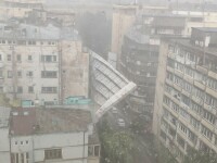 O schelă uriașă s-a prăbușit de pe fațada unei clădiri din Capitală