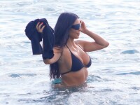 Cum a fost surprinsă Kim Kardashian pe plaja din Costa Rica - 6
