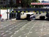 Accident teribil filmat în Timișoara. O mașină s-a răsturnat, șoferița a fost rănită