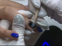 O manichiuristă pictează ecografiile bebelușilor pe unghiile clientelor însărcinate