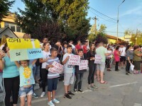 Nou protest în Baia de Aramă, după adopția cu scandal. Oamenii spun că vor să afle unde e fetița