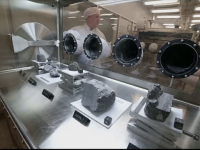 Expoziție NASA cu primele pietre aduse de pe Lună