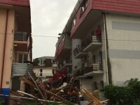 O furtună violentă a smuls acoperișul unui bloc în Baia Mare. O persoană a fost rănitâ
