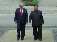 Momentul în care Trump păşeşte pe pământ nord-coreean. 