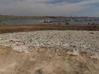 Dezastru ecologic în Portul Constanța. Deșeuri periculoase, chiar pe malul mării