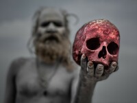 Canibalii care fac altare din cadavre și beau din craniile oamenilor