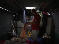 Un șofer și-a transformat autobuzul în noua sa casă