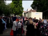 Coadă de sute de persoane în fața Spitalului de Oncologie din Cluj. Pacienții nu au respectat distanța