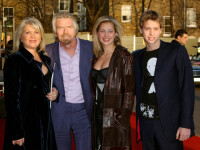 Fotografie de familie a miliardarului Richard Branson furată din Anglia, descoperită în Vaslui. Cum a fost posibil