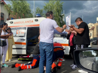 Ambulanță lovită de un autoturism, în București. Un asistent a suferit răni ușoare
