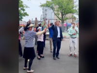 VIDEO Un candidat la Primăria New York dansează pe manele alături de susținătorii săi