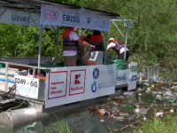 România folosește o barcă 100% electrică pentru a aduna deșeurile de pe ape, unică în Europa. ”Este un zeu protector”