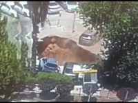 O groapă uriașă a apărut din senin și a înghițit trei mașini în apropierea unui spital din Ierusalim