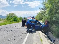 Un bărbat a murit în urma unui grav accident: S-a izbit cu mașina de un tir plin cu lemne