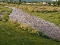 Imaginea dezastrului în Prahova: Ploile au umplut un râu cu tone de pet-uri și gunoaie (Video)