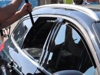 Doi polițiști au spart geamul unei mașini pentru a salva doi câini lăsați în căldură (Video)