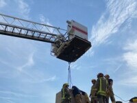 O adolescentă a rămas blocată în coșul casei. Cum a ajuns acolo