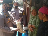 Bătrânii din Indonezia sunt convinși să se vaccineze cu cadouri, printre care găini vii