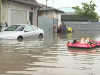 Ciclonul din Marea Neagră aduce inundații în România. În Galați, oamenii au ieșit cu barca pe străzi