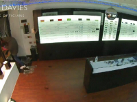 O bandă de hoți a furat sute de perechi de ochelari de soare dintr-un magazin de lux din Londra. Pagubele sunt uriașe