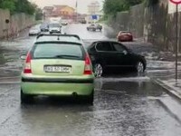 Pasajul de la ieșirea din Târgoviște, inundat. Șoferi au înaintat cu greu