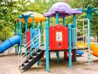 Temperaturi de aproape 60 de grade măsurate la nivelul instalaţiilor de joacă din parcuri, în Arad