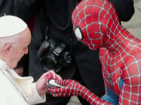 Un bărbat îmbrăcat în Spiderman, invitat surpriză al Papei Francisc la Vatican