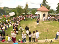 Dansul popular se păstrează în Șcheii Brașovului. Tinerii îmbracă straiele moștenite și încing hore în poieni