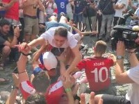 EURO 2020. Imagini de senzație în Centrul Vechi. Suporterii francezi ”înoată pe asfalt”