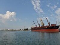 O persoană este cautată de scafandri după ce s-a aruncat de pe un vapor în mare