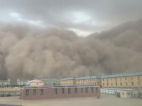 Furtună uriașă de nisip în nordul Chinei. Vântul a creat un zid compact care a înghițit totul în cale