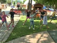 Școlile de vară, alternativă pentru timpul petrecut de copii cu bunicii. Care sunt costurile