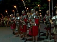 Soldați daci și romani au defilat cu torțe aprinse pe străzile din Buzău