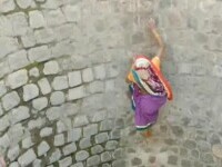 Video viral. O femeie din India coboară neasigurată într-o fântână pentru a face rost de apă