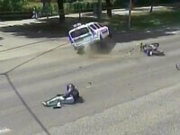 VIDEO Accident violent în Timișoara. Un motociclist a lovit un taxi, pe care l-a răsturnat