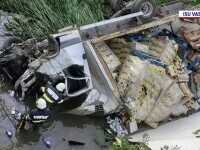Un camion plin cu dulciuri s-a răsturnat în albia unui râu din Vaslui. Un pasager a fost rănit grav