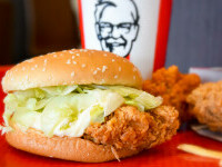 Scandal național în Australia, după ce KFC a decis să pună varză în hamburgeri. O salată a ajuns să coste 8 dolari